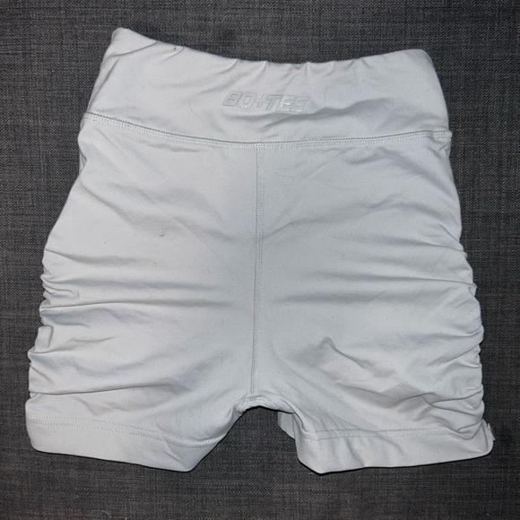 Crossover waist gym shorts side scrunch - Picture 4 of 5